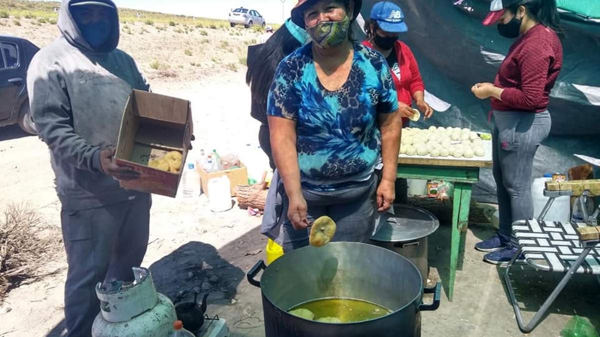 Integrantes del Polo Obrero cocinando durante la protesta. Fuente: (Twitter).