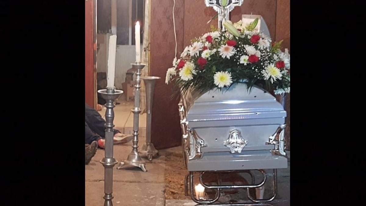 Varios cuerpos quedaron junto al ataúd, que también recibió disparos