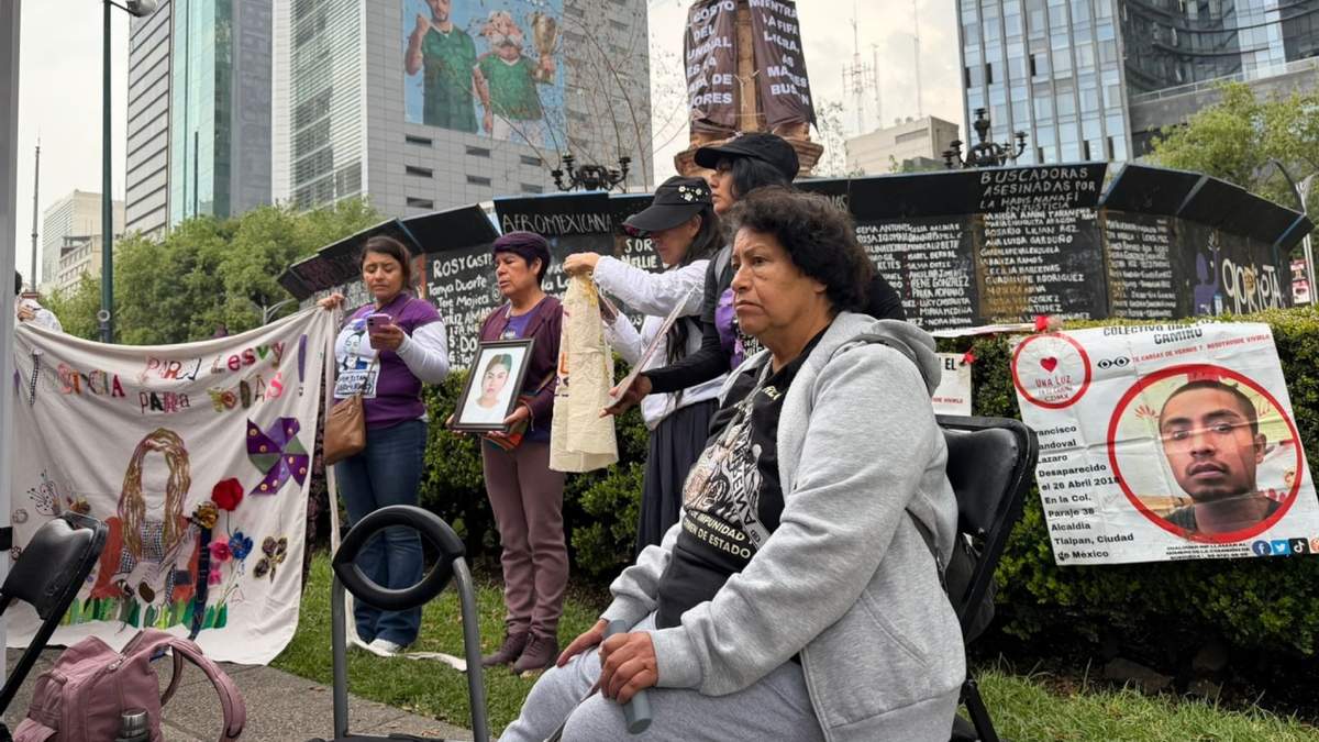 Familiares de personas desaparecidas colocaron una manta en la Glorieta de las Mujeres que Luchan previo al Mundial 2026