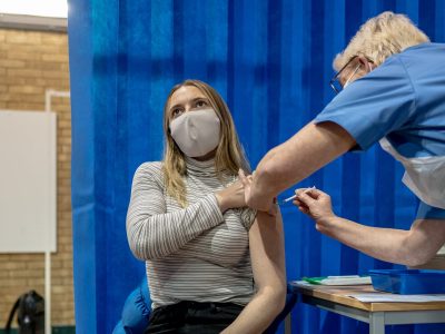 España quiere alcanzar el 70 % de vacunados: compró 3.4 millones de dosis de Pfizer