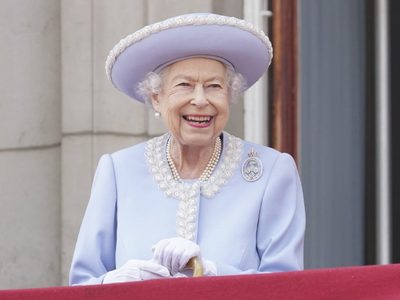 Desfile, aviones y una multitud: el primer día de festejos por los 70 años de reinado de Isabel II