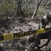 Hallan dos cadáveres y bolsas con restos en fosa ubicada en Tlaquepaque