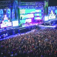 Fiesta de la Confluencia: sin información, comenzó el montaje del escenario de los 250 millones