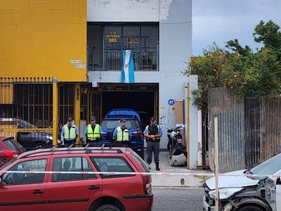 Un policía disparó a su mejor amigo mientras le mostraba su arma reglamentaria