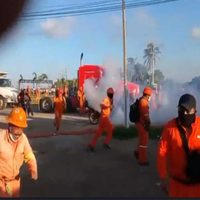 Reportan enfrentamiento entre empleados de ICA Fluor y antimotines en Dos Bocas (Videos)