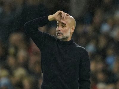 Guardiola responde a cánticos de la afición del Liverpool con gesto polémico tras sumar sexta derrota