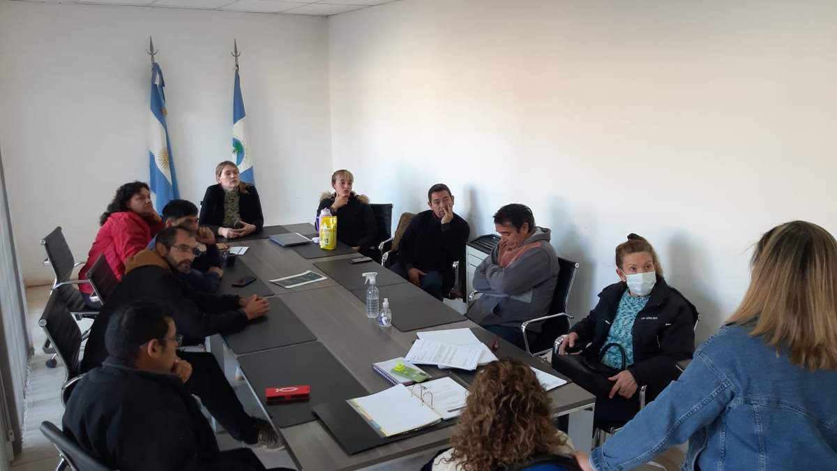 Reunión entre delegados gremiales, concejales y representantes del Ejecutivo municipal de Añelo.