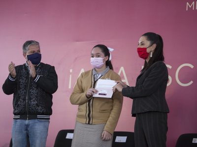 PAN denuncia a Sheinbaum ante el IECM por distribuir la "tarjeta Claudia"