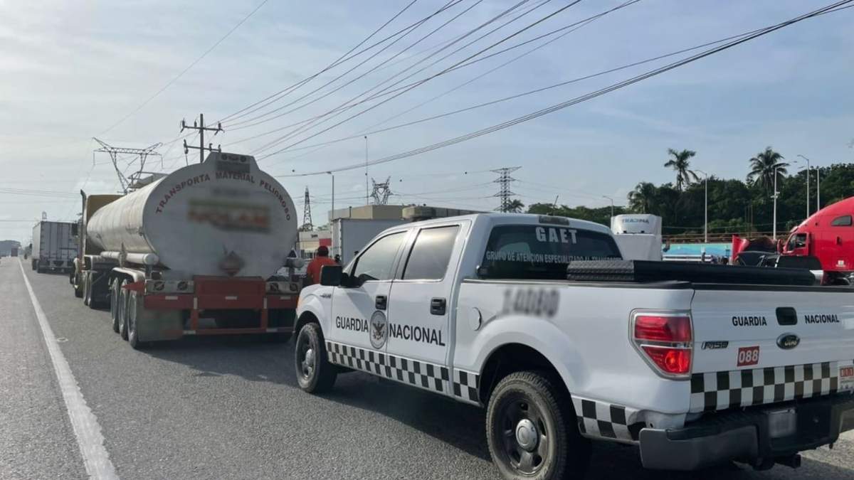 Uno de los tractocamiones con combustible asegurado por la Guardia Nacional