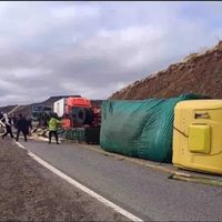 Dos personas heridas por el vuelco de un camión en la Ruta Nacional 40, en Neuquén