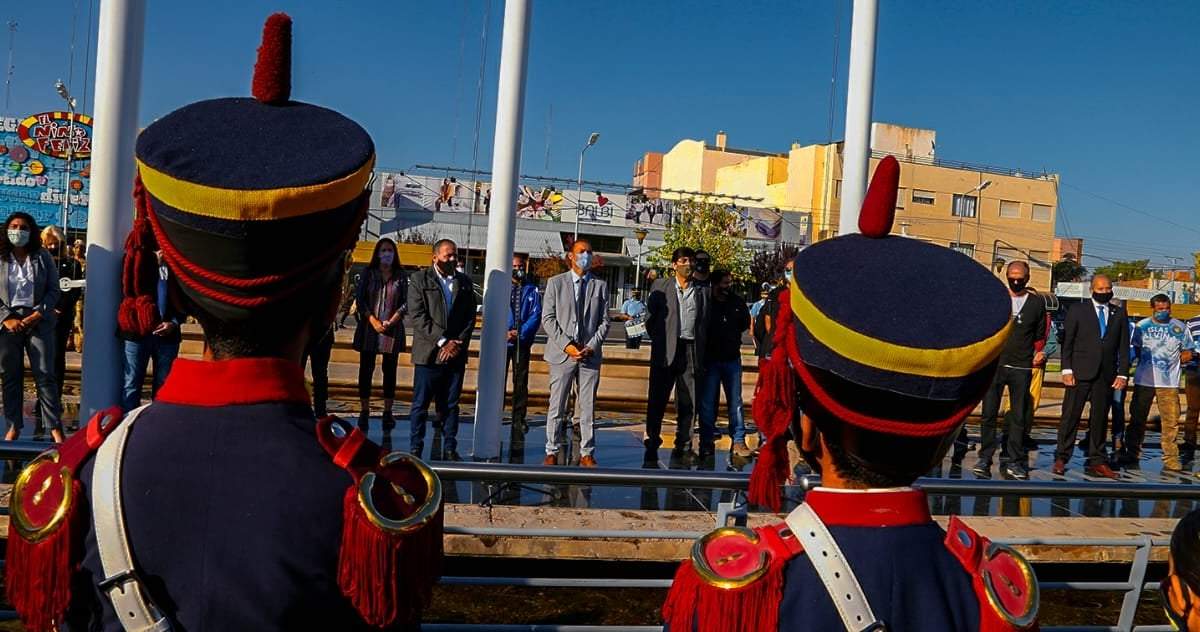 Omar Gutiérrez, gobernador de Neuquén (centro). Fuente: (Instagram)