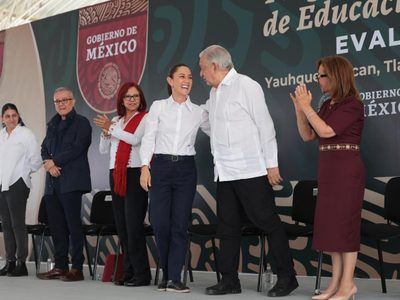 AMLO y Sheinbaum prometen garantía de beca escolar universal