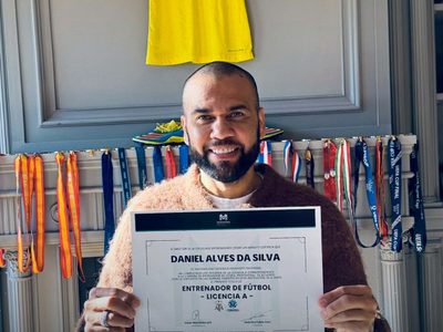 Dani Alves planea su regreso al futbol como jugador y dueño de un equipo