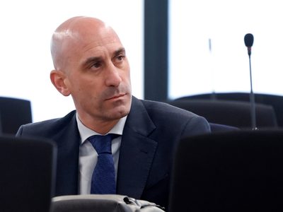 Luis Rubiales, multado con más de 10 mil euros por beso no consensuado a Jenni Hermoso