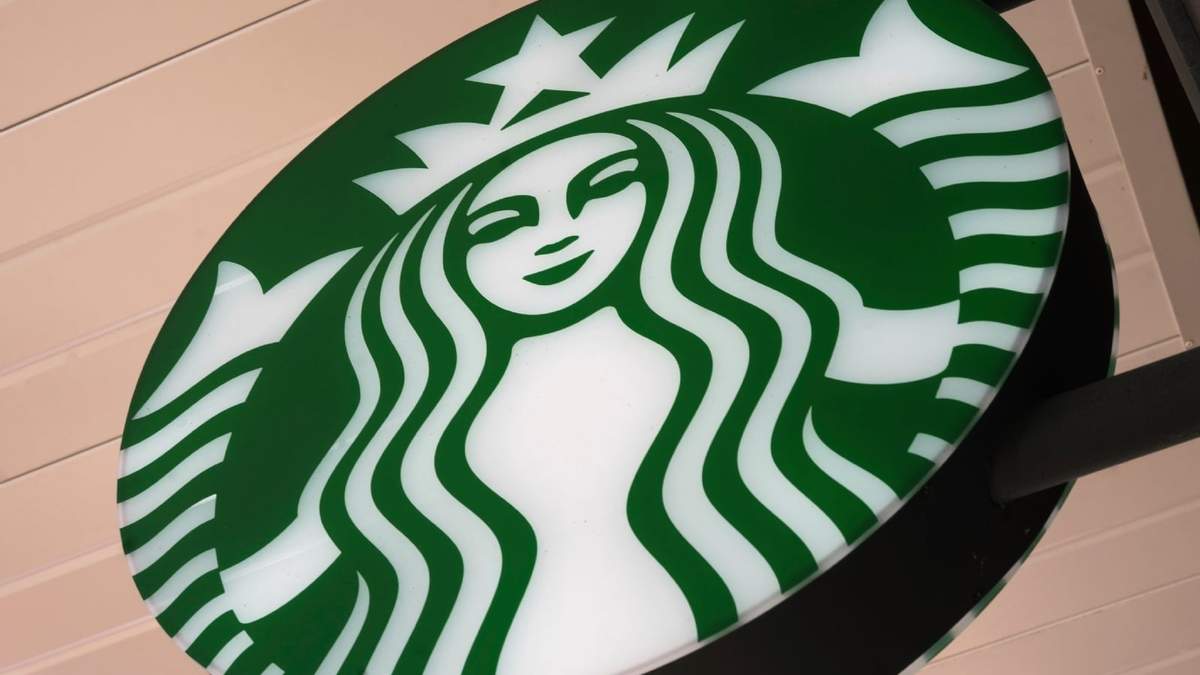Letrero de un local de Starbucks en Dormont, Pensilvania, el 18 de marzo de 2025