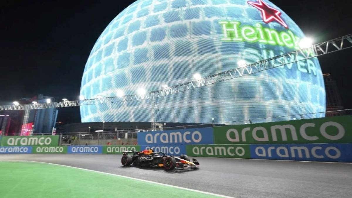 El piloto de Max Verstappen (centro) de Red Bull durante la vuelta de calentamiento del Gran Premio de Las Vegas de la Fórmula Uno, el sábado 23 de noviembre de 2024 en Las Vegas