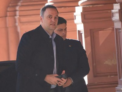 Profundizan la investigación sobre propiedades y viajes de Manuel Adorni