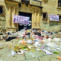 Convierten en basurero el Palacio Municipal de Oaxaca en protesta por gestión del edil morenista