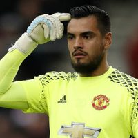 Sergio Romero con nulo protagonismo en Inglaterra y el análisis de volver al país
