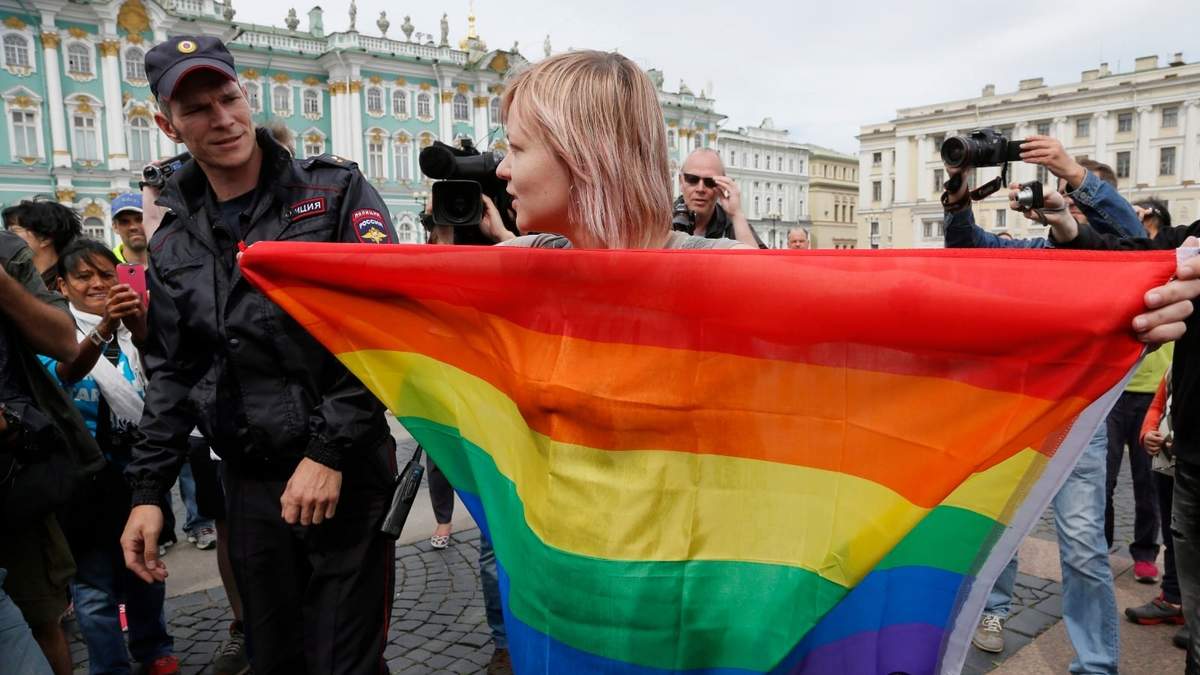 Un policía habla con una activista por los derechos gay en San Petersburgo