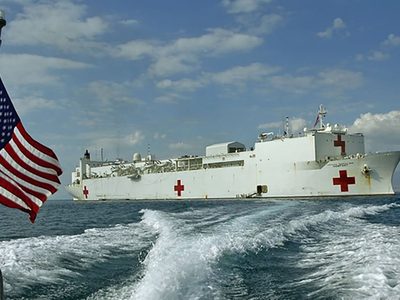 ¡Increíble! Llegó a Nueva York el impresionante barco hospital para pacientes sin coronavirus