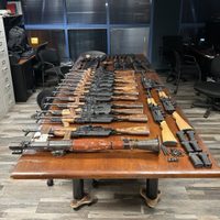 Agentes de la CBP detienen a una estadunidense que intentó introducir un arsenal a México