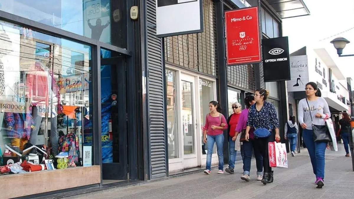 El feriado por el día del empleado de comercio será el lunes 29 de septiembre. Fuente: (Neuquén al Instante)