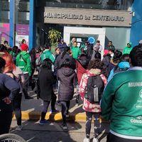 El municipio de Centenario no le renovó el contrato a dos trabajadores y Ate acusó al intendente de "inhumano"