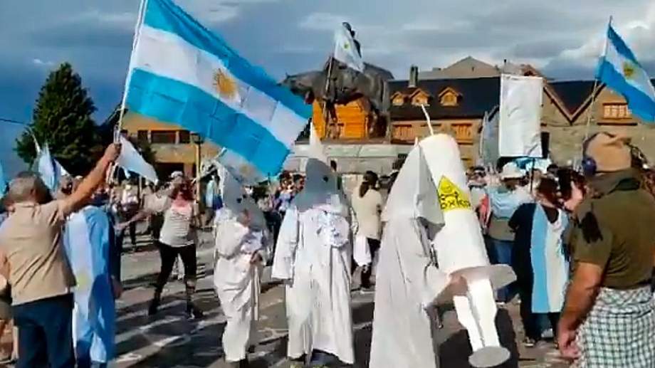 Antivacunas disfrazados en Bariloche. Fuente: (Twitter)