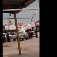 Captan en video a presuntos sicarios que interceptan una ambulancia para subir a tres heridos