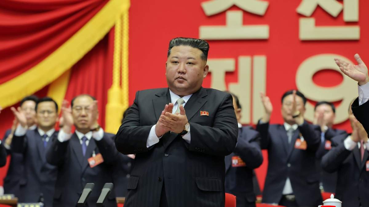 El jefe de gobierno, Kim Jong Un, en el centro, aplaudiendo tras ser reelegido para el puesto de liderazgo del Partido de los Trabajadores