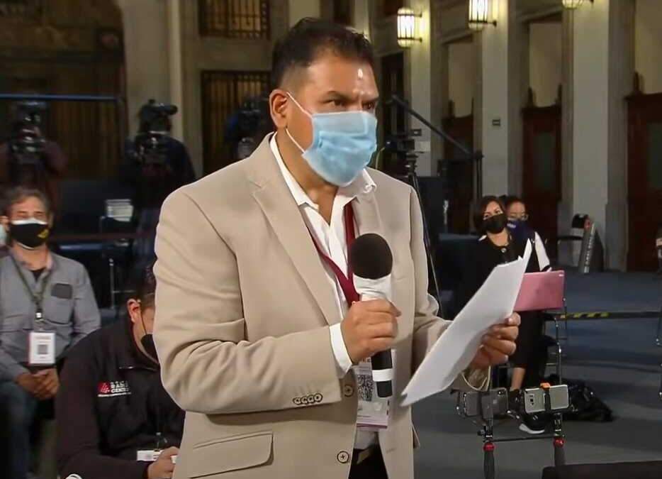 El comunicador durante una conferencia de prensa matutina del presidente