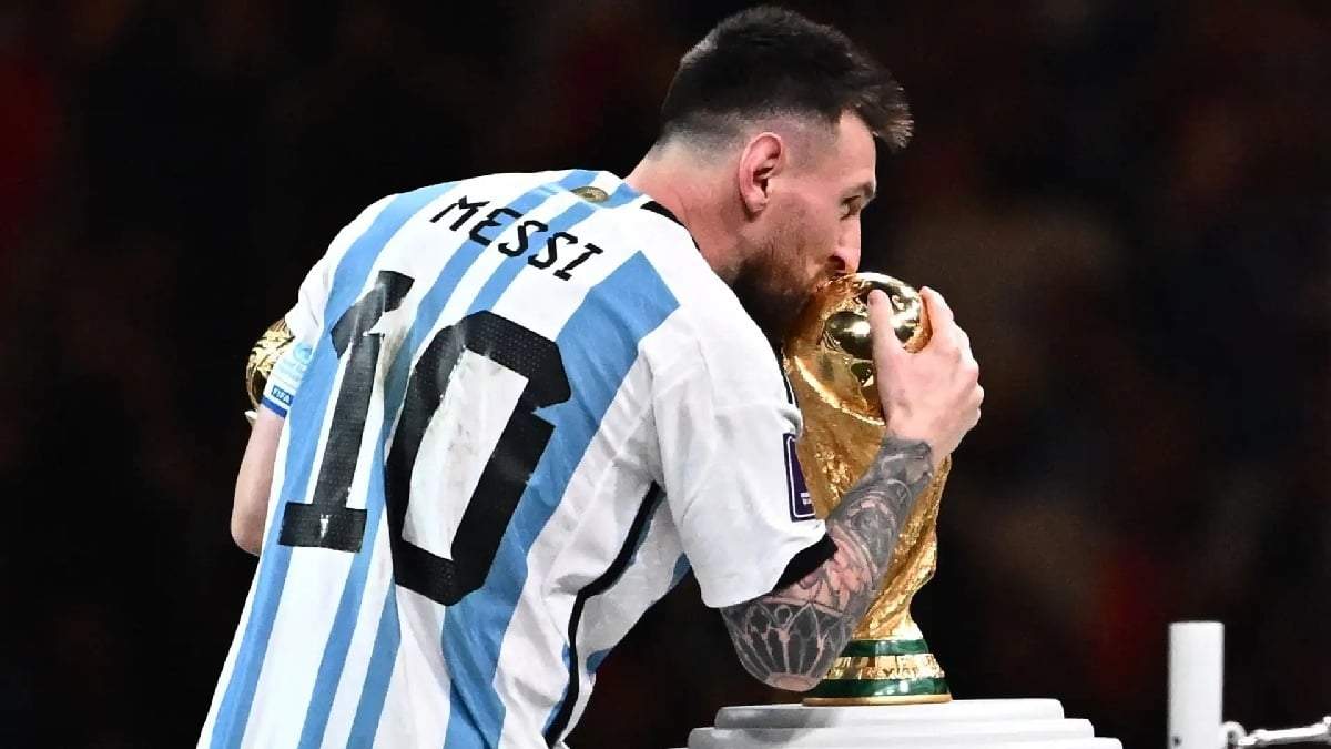 Momento épico: Messi besando la copa por primera vez