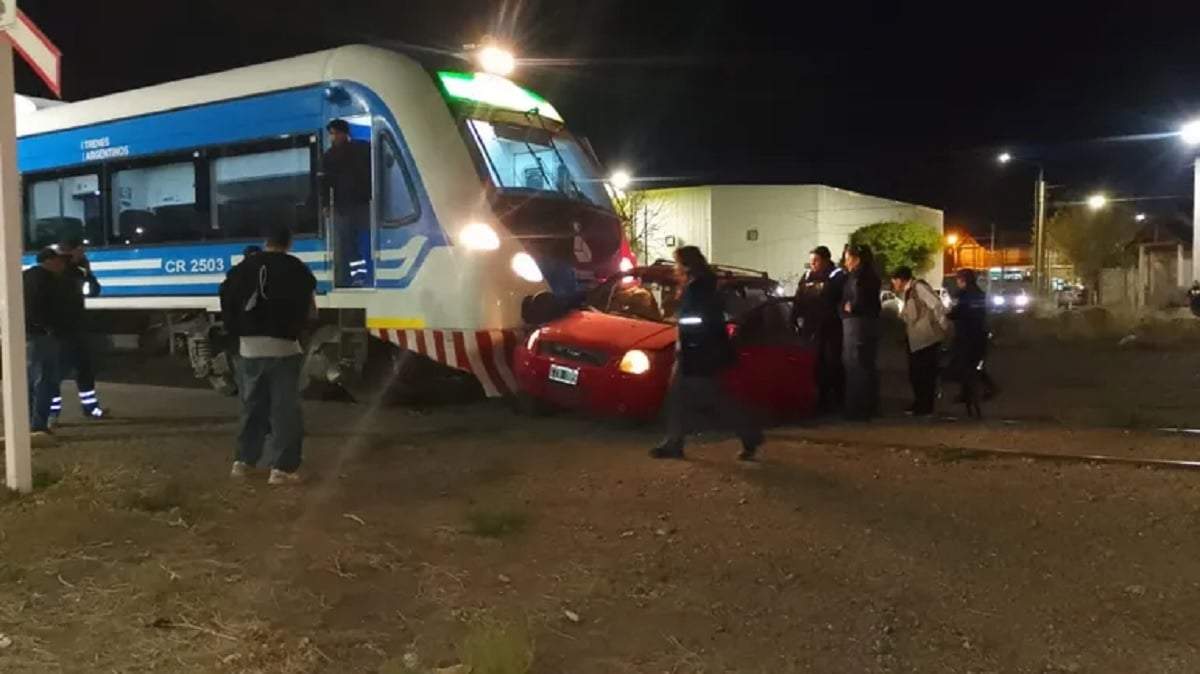 El choque ocurrió en el cruce ferroviario de calle 25 de Mayo, en Plottier. Fuente (X)