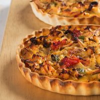 No te compliques y así podés hacer una tarta caprese individual con rapiditas
