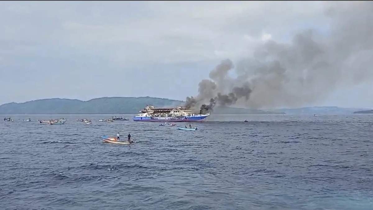Un ferry de pasajeros indonesio se incendia en el mar y deja al menos 5 muertos