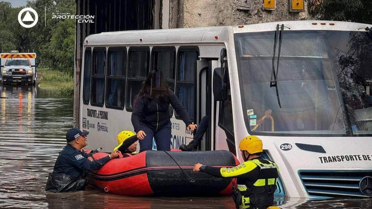 Rescate de pasajeros de una unidad de transporte público en Querétaro