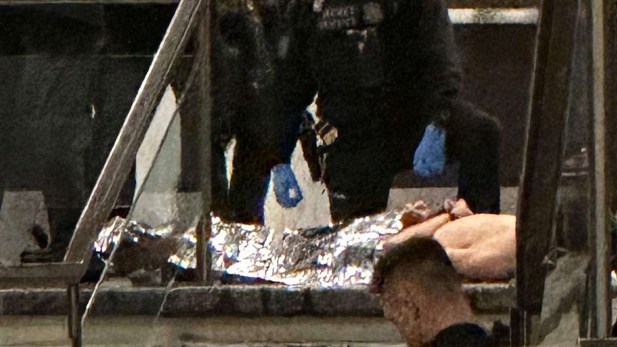 Miembros de las fuerzas del orden controlan al sospechoso del tiroteo, Cole Tomas Allen