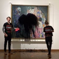 Activistas rocían un líquido negro a un cuadro de Klimt en Viena
