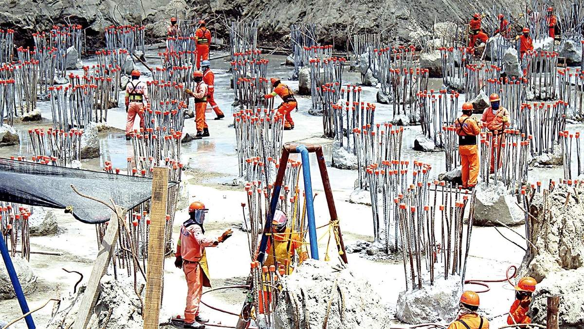 El personal que está construyendo la refinería