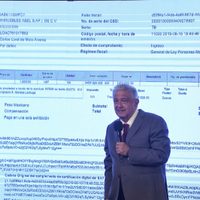 AMLO responde a Loret con una factura por 24 mdp y un plano de la “mansión” en Valle de Bravo