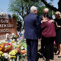 Los Biden visitan el colegio de Uvalde en el que fueron asesinadas 21 personas