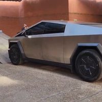 Una grúa se llevó el Tesla del diputado libertario