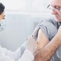 Mayores de 60 años podrían empezar a ser inmunizados con la vacuna rusa