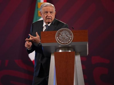 AMLO señala “mentalidad privatizadora” de Xóchitl Gálvez por propuesta de seguro médico