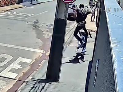 Por celos, un joven mata a un adulto mayor al darle una patada en la espalda (Video)
