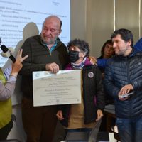 La UNCO le entregó a la familia de Juan Caliani el título post mortem de Licenciado en Comunicación Social