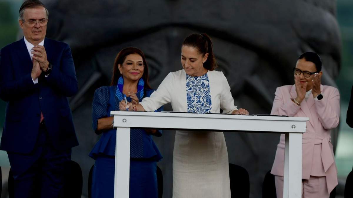Marcelo Ebrard, Clara Brugada, Claudia Sheinbaum y Rosa Icela Rodríguez durante la firma de las acciones para facilitar y dar certidumbre a la inversión