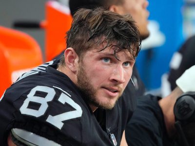 Foster Moreau, exjugador de los Raiders, se retira a los 25 años a causa del cáncer