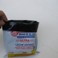 Antes de tirar los sachet de yogur vacíos, creá estas prácticas bolsitas para el auto en menos de 5 minutos